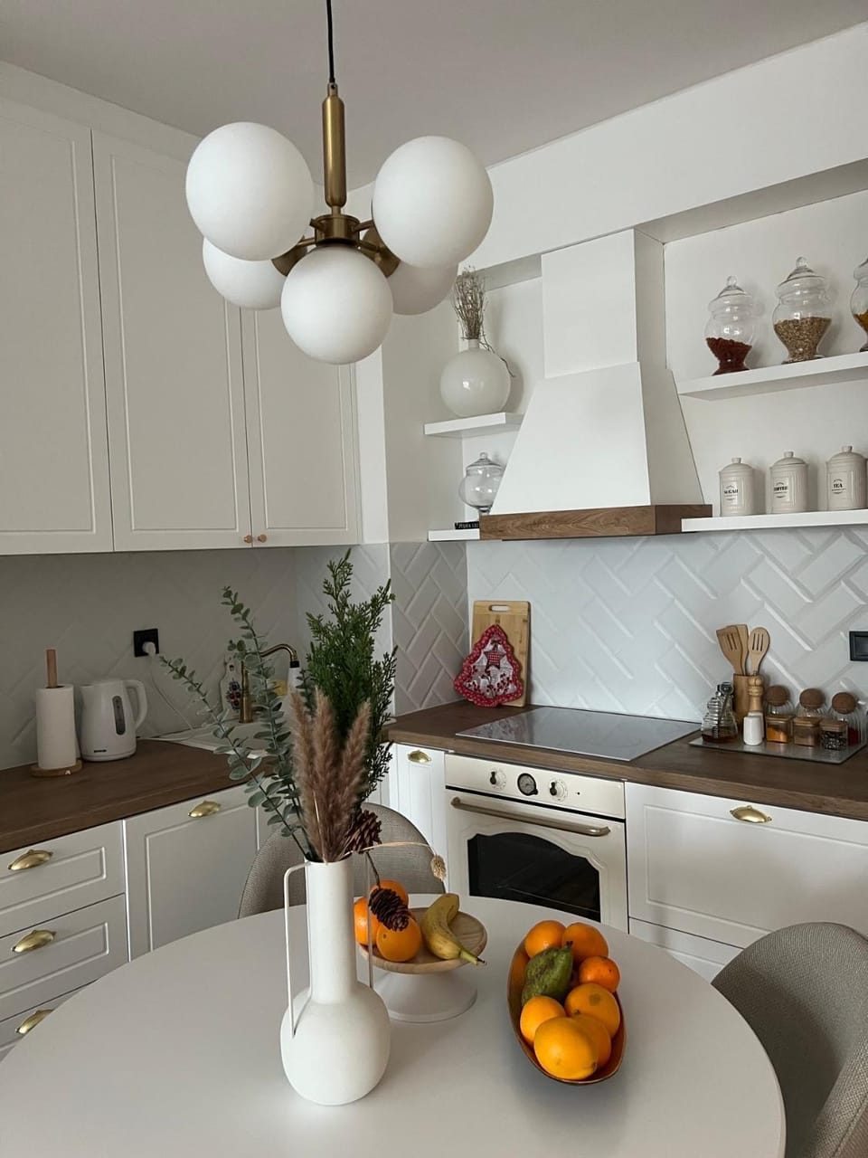 Kitchen or kitchenette, Dining area, stove