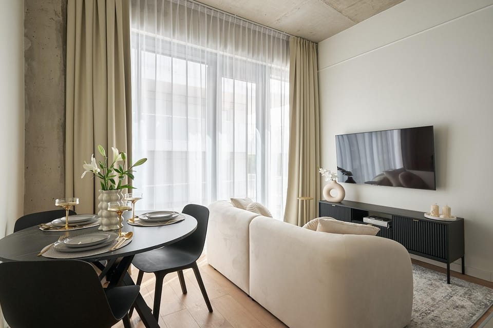 TV and multimedia, Living room, Seating area, Dining area