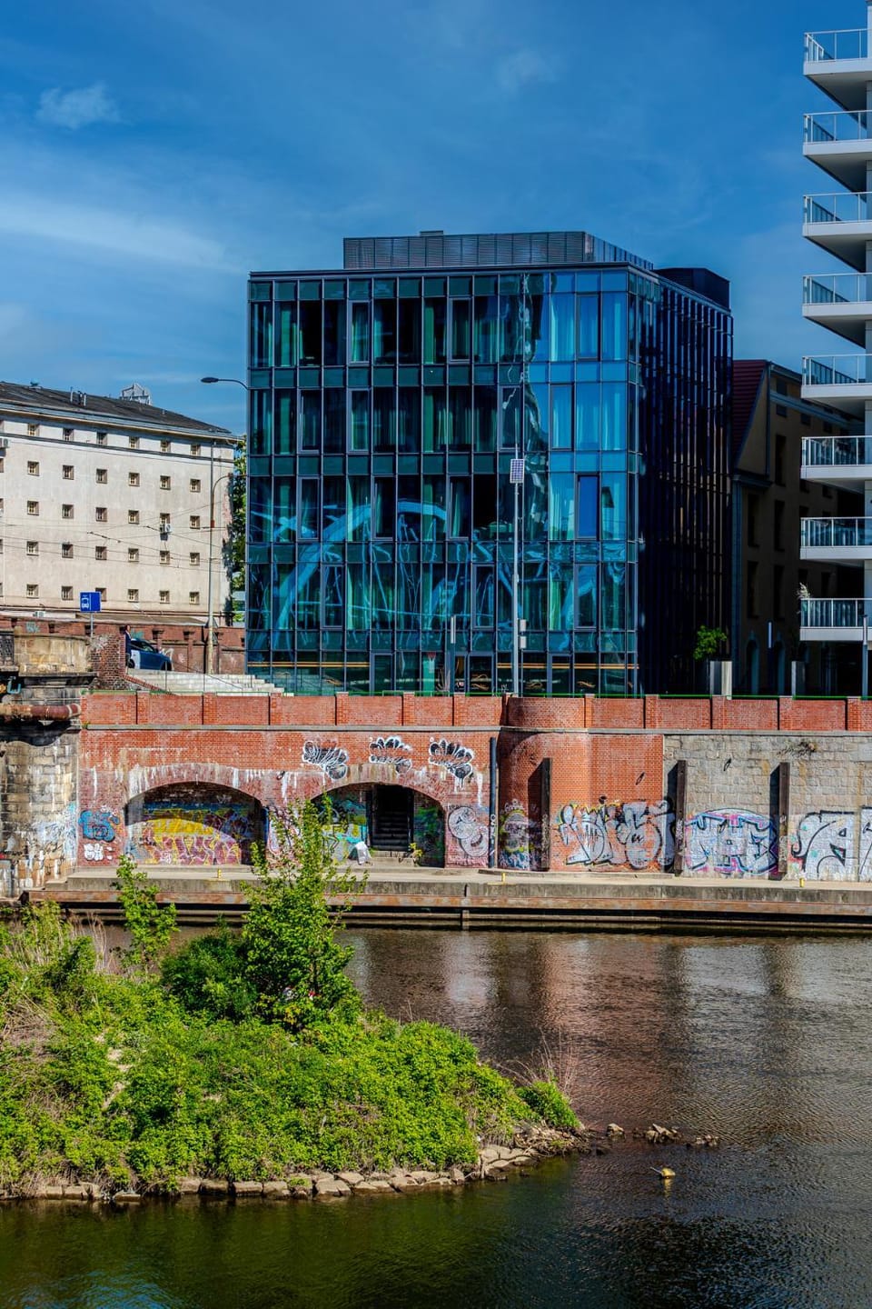 Property building, Nearby landmark, Day, Natural landscape, City view, River view