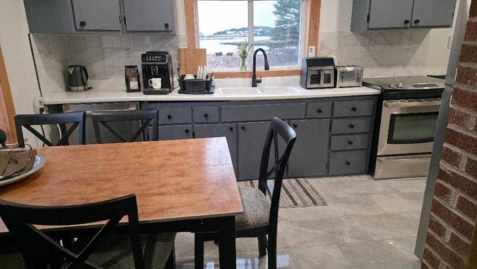 Coffee/tea facilities, Kitchen or kitchenette, Dining area, dishwasher, oven, stove, toaster