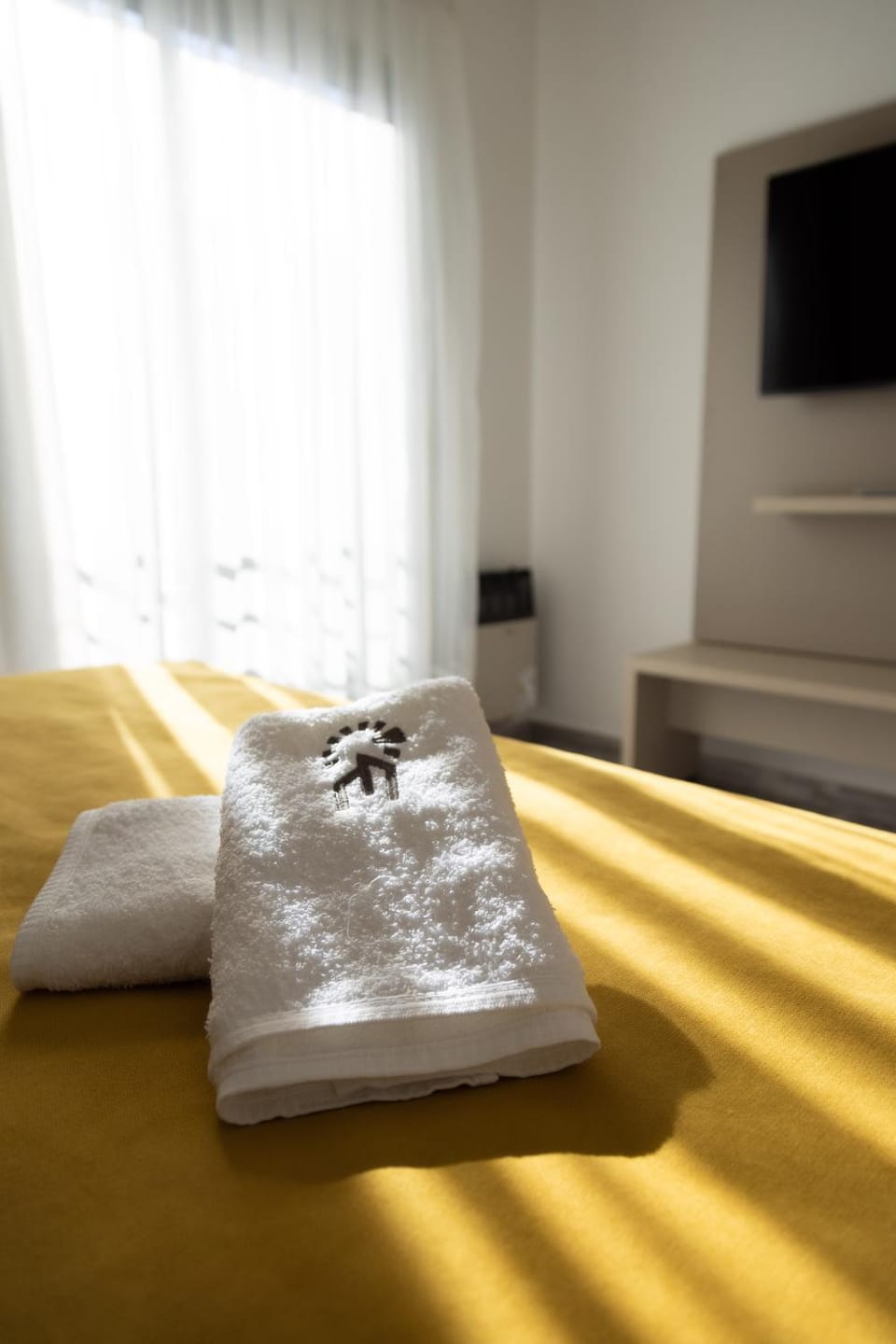 Bed, TV and multimedia, Bedroom, towels