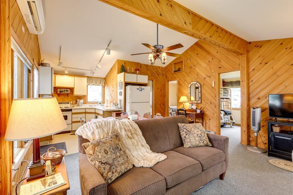 Waterfront Cottage on Lake George w/ 2 Docks! House in Queensbury