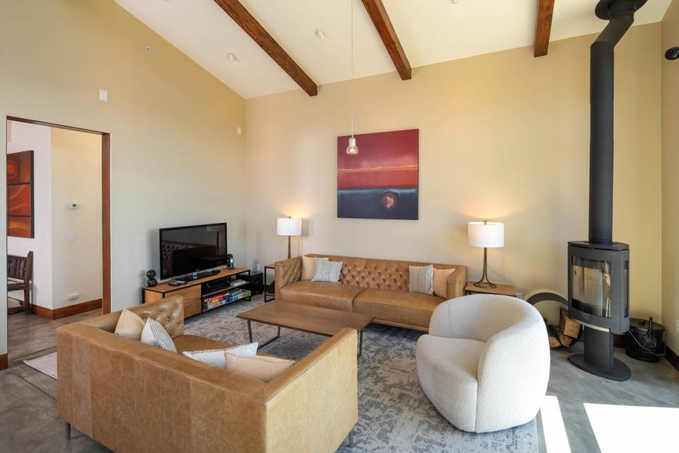 Communal lounge/ TV room, Living room, Seating area