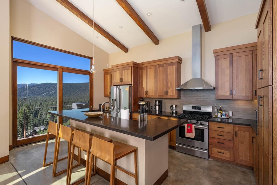 Coffee/tea facilities, Kitchen or kitchenette, Dining area, Mountain view