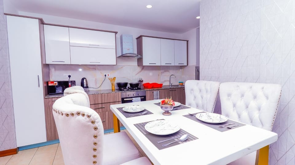 Kitchen or kitchenette, Dining area