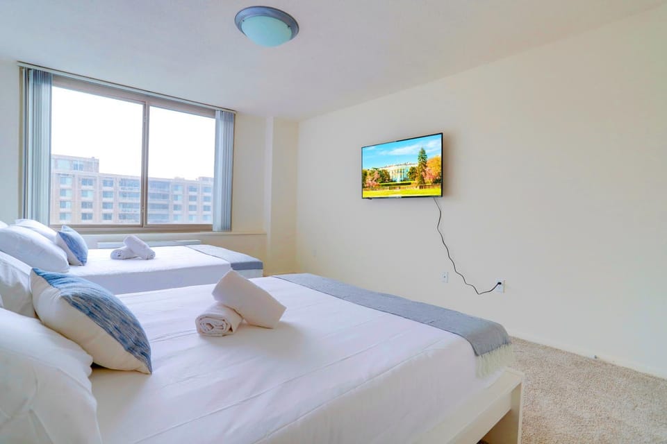 Bed, TV and multimedia, Bedroom, towels