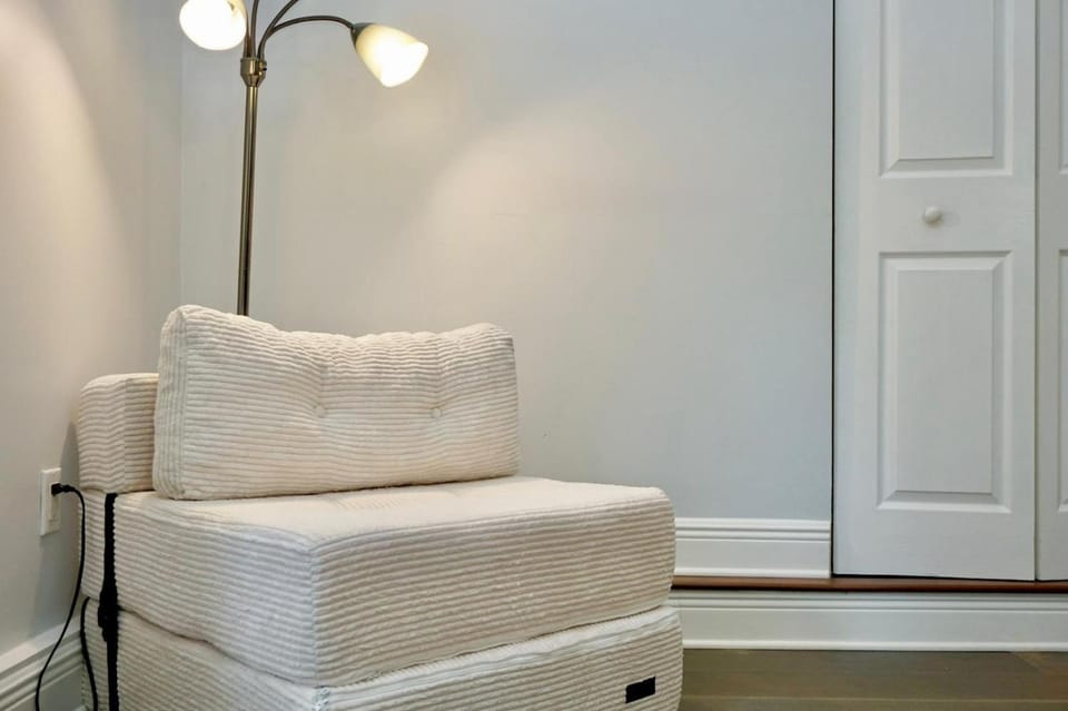 Bed, Seating area, Bedroom