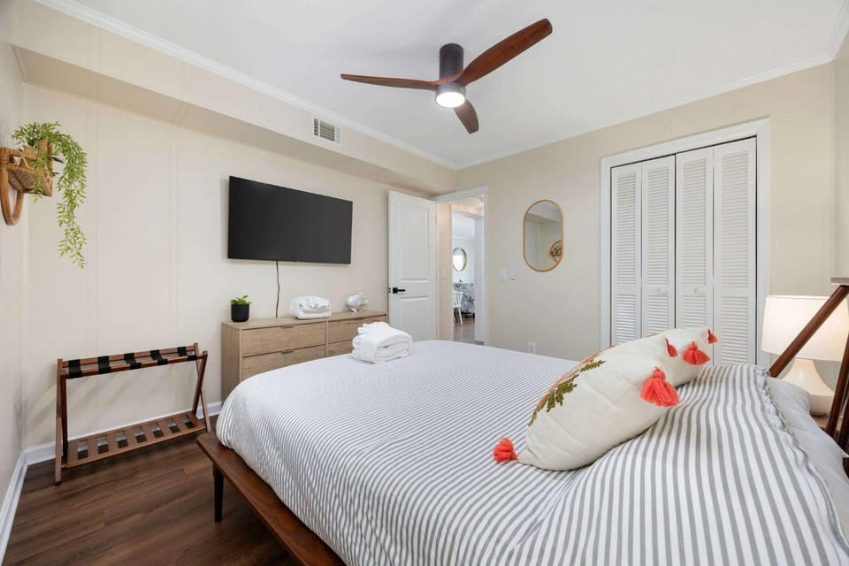 Bed, TV and multimedia, Photo of the whole room, Bedroom