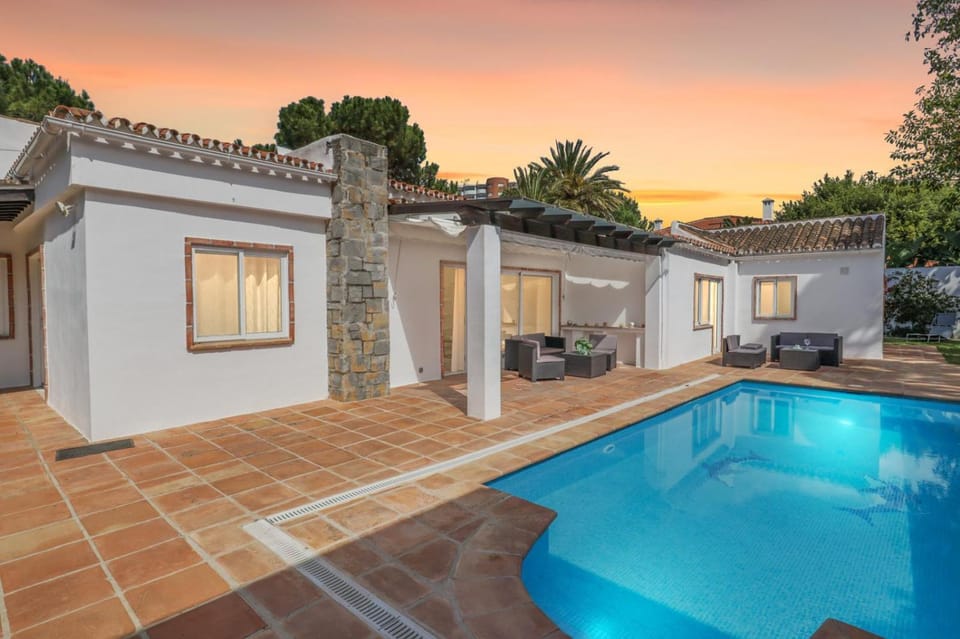 Hermosa y Amplia Casa con Piscina y Garage House in Marbella