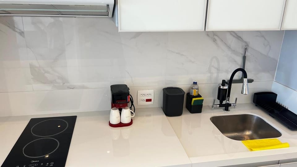 Coffee/tea facilities, Kitchen or kitchenette, stove