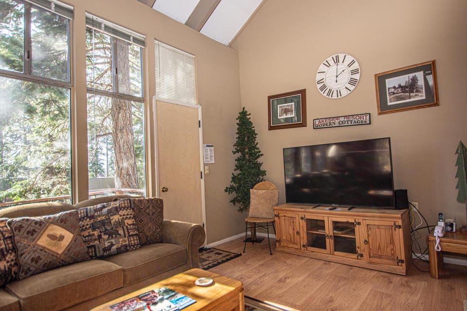 Communal lounge/ TV room, TV and multimedia, Living room, Seating area