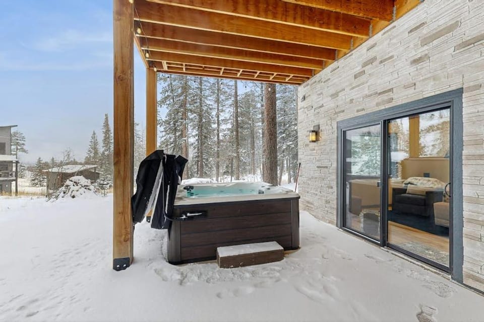 Summer Skjol & Ski Haus House in North Lawrence