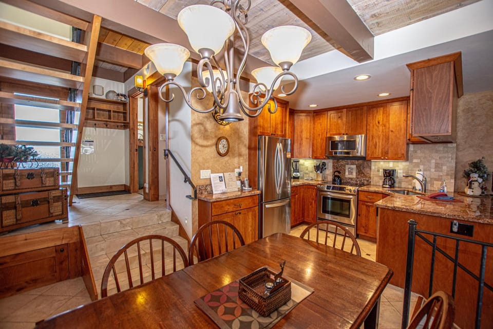 Kitchen or kitchenette, Dining area, oven, stove