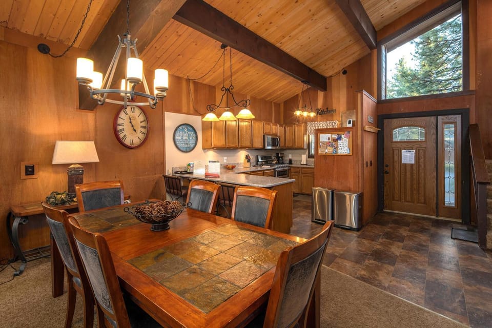 Kitchen or kitchenette, Seating area, Dining area