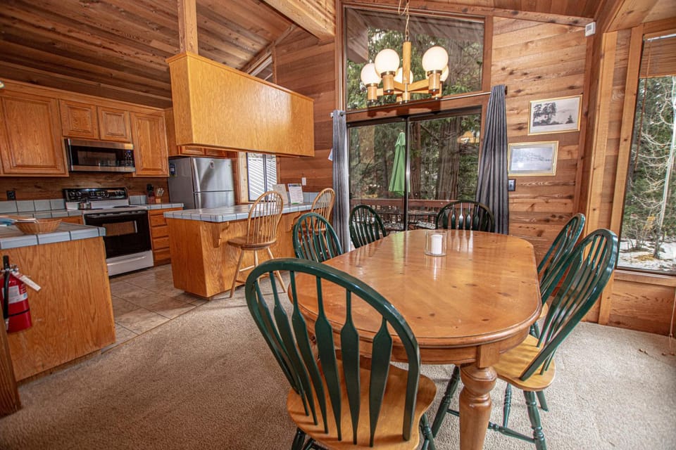 Kitchen or kitchenette, Seating area, Dining area, stove
