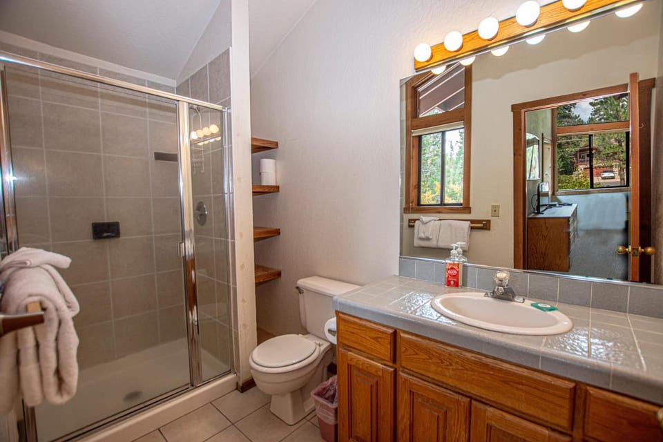 Shower, Toilet, Bathroom, Bath, towels