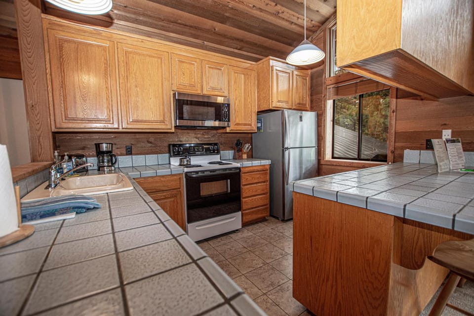 Kitchen or kitchenette, Dining area, stove