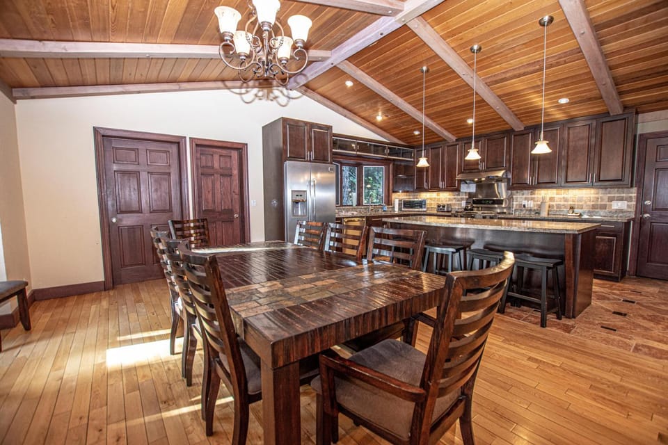 Kitchen or kitchenette, Dining area, stove