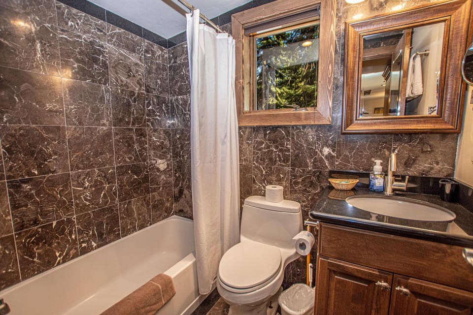 Shower, Toilet, Bathroom, Bath, towels