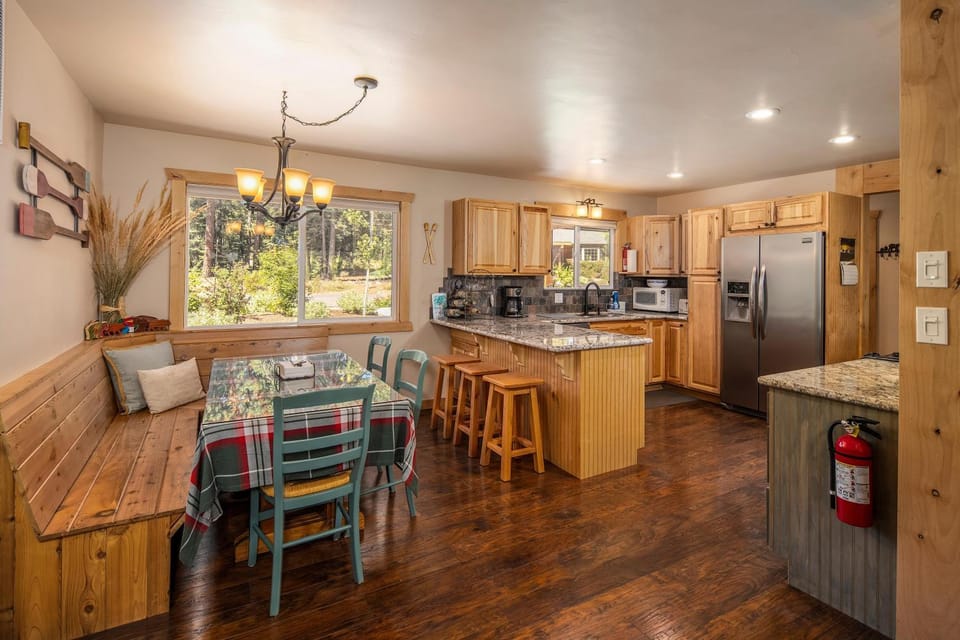 Kitchen or kitchenette, Seating area, Dining area