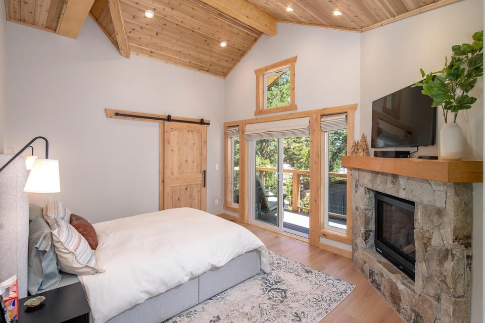 Bed, TV and multimedia, Photo of the whole room, Bedroom, fireplace