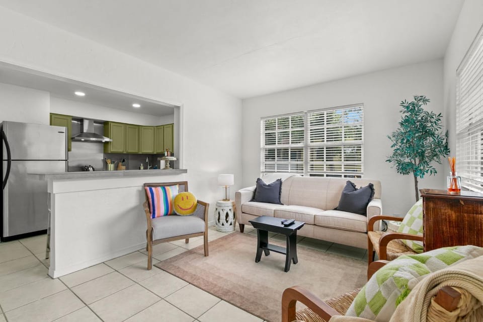 NEW Bayside Breeze - Charming Apt Near Bayshore House in Tampa