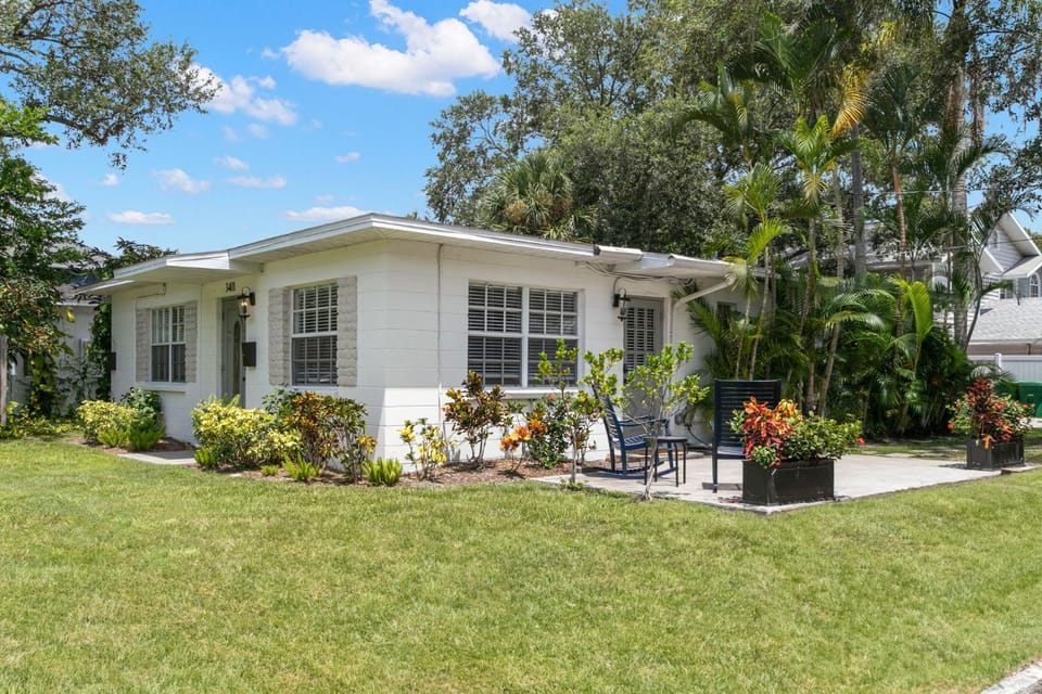 NEW Bayside Breeze - Charming Apt Near Bayshore House in Tampa