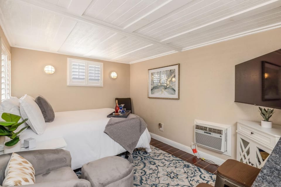 Bed, Bedroom, air conditioner