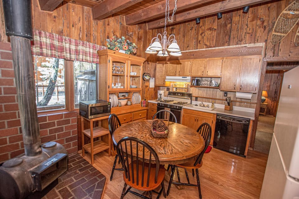 Coffee/tea facilities, Kitchen or kitchenette, oven, stove