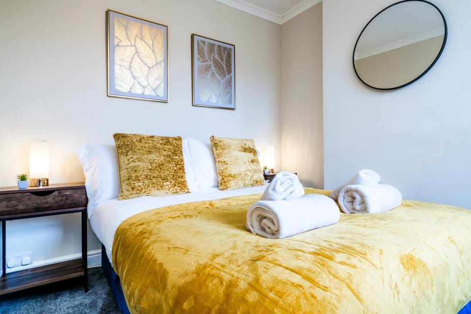 4 BD POOL Table Long Stays House in Northampton