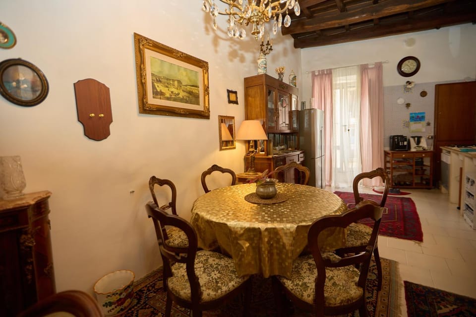 Seating area, Dining area