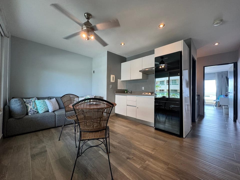 Kitchen or kitchenette, Living room, Seating area, Dining area, minibar, stove