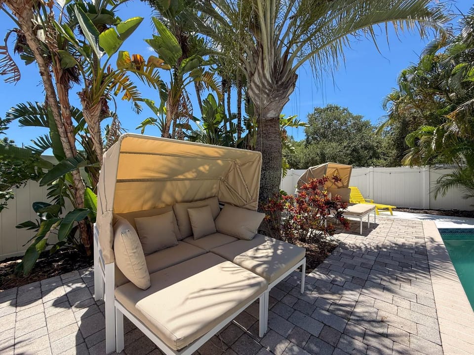 Modern 3BR Retreat with Pool & Fire Pit House in Seminole