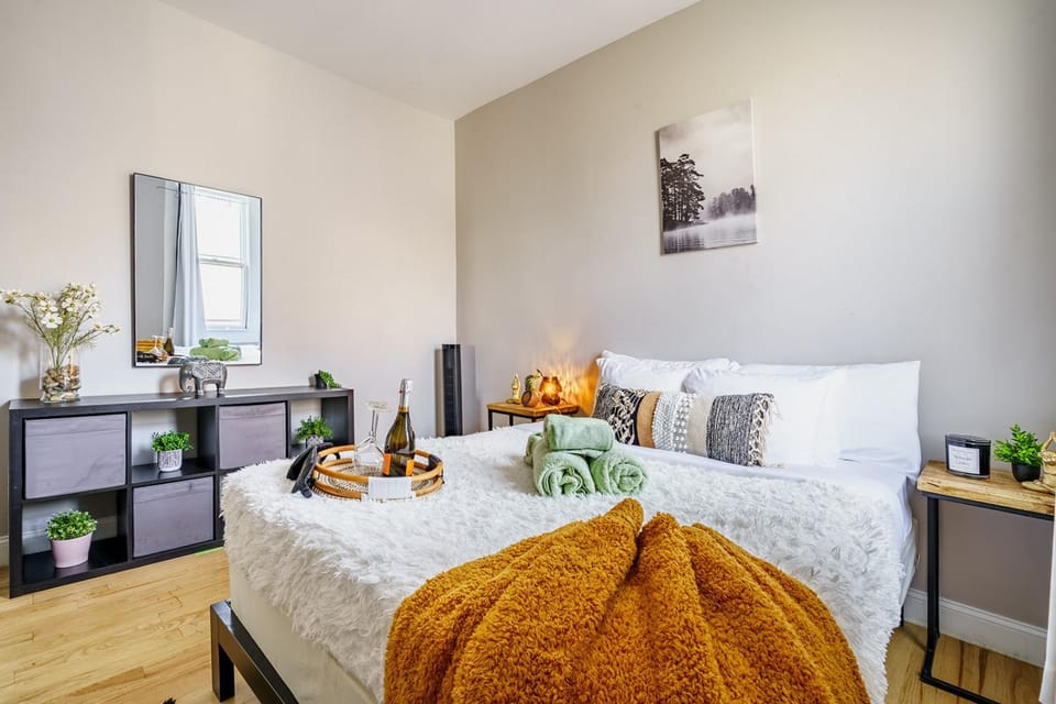 Bed, Photo of the whole room, Bedroom