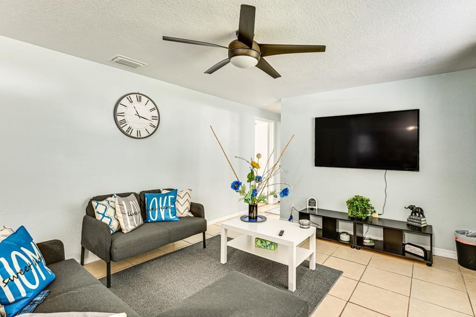 7 Mi to Busch Gardens: Tampa Gem w/ Yard! House in Tampa