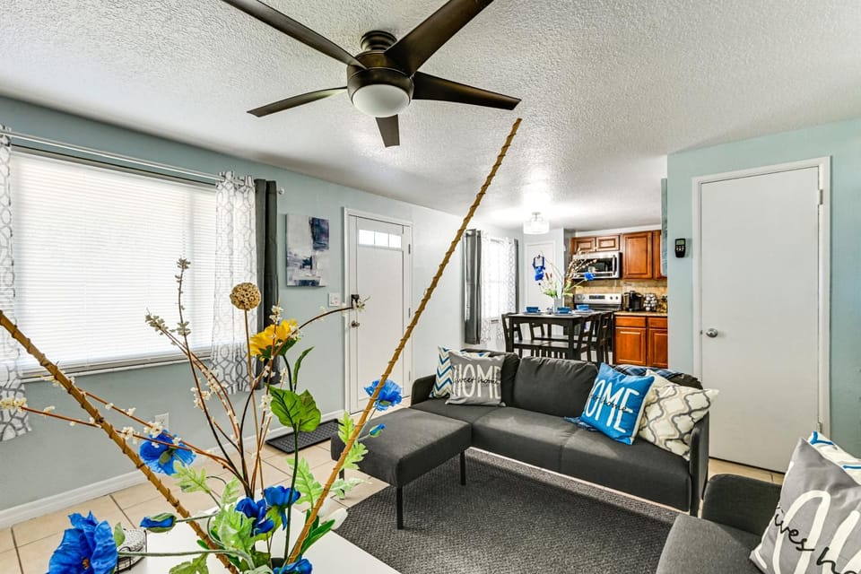 7 Mi to Busch Gardens: Tampa Gem w/ Yard! House in Tampa