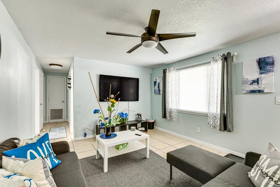 7 Mi to Busch Gardens: Tampa Gem w/ Yard! House in Tampa