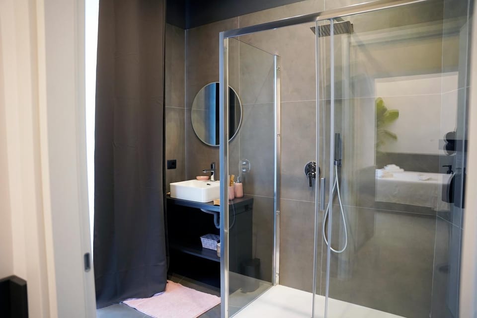 Shower, Bed, Bathroom, Photo of the whole room, Bedroom, towels