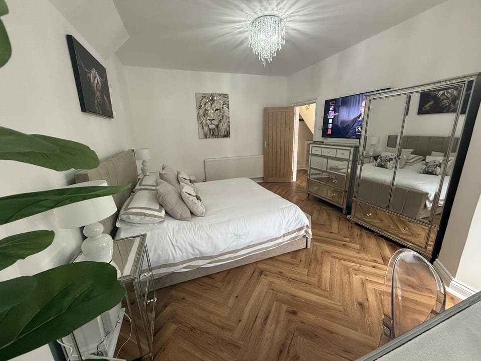 Southend Apartment With Parking, Private Garden and Beach Side Location Apartment in Southend-on-Sea