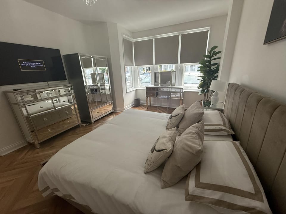 Southend Apartment With Parking, Private Garden and Beach Side Location Apartment in Southend-on-Sea