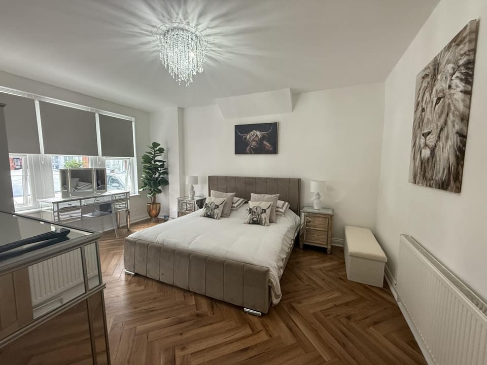 Southend Apartment With Parking, Private Garden and Beach Side Location Apartment in Southend-on-Sea