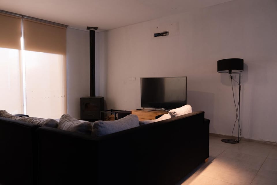 Communal lounge/ TV room, Bed, TV and multimedia, Living room, Seating area