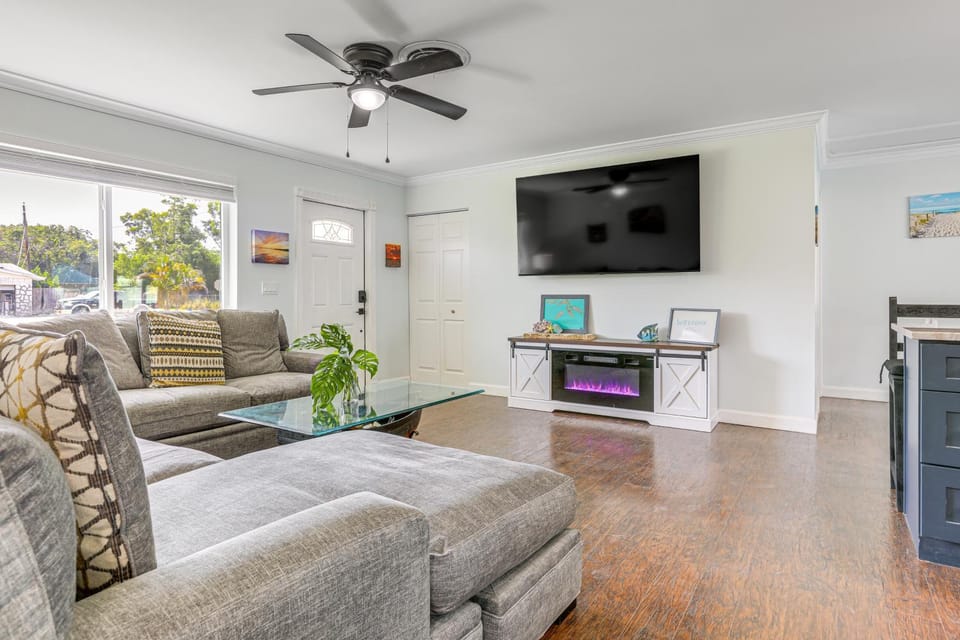 Swim, Game & BBQ: Family Retreat in Stuart House in Stuart