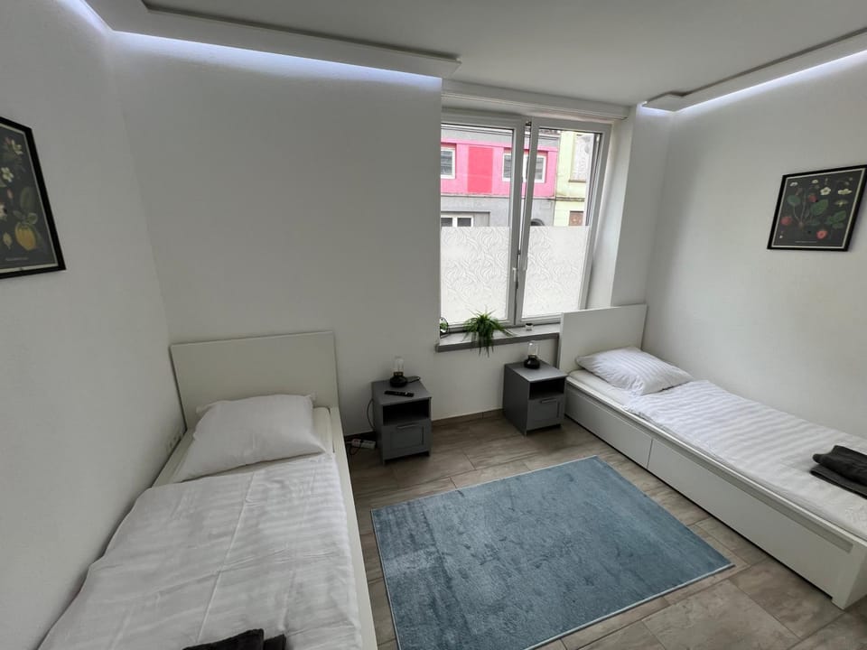 Bed, TV and multimedia, Photo of the whole room, Seating area, Bedroom