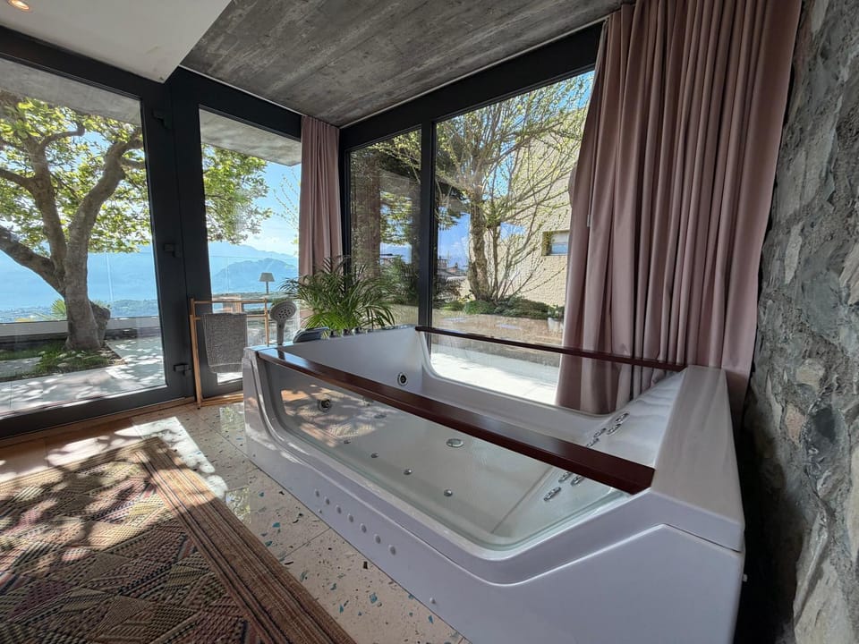 ROMANTIC SUlTE WITH ITS OWN SPA AND OPEN VIEW TO LUGANO Apartment in Canton of Grisons