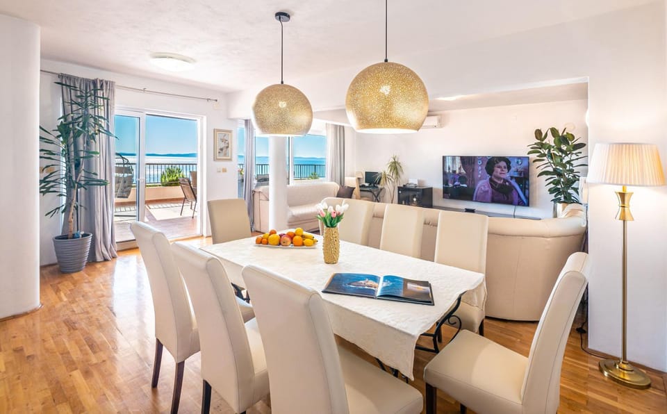 TV and multimedia, Living room, Seating area, Dining area