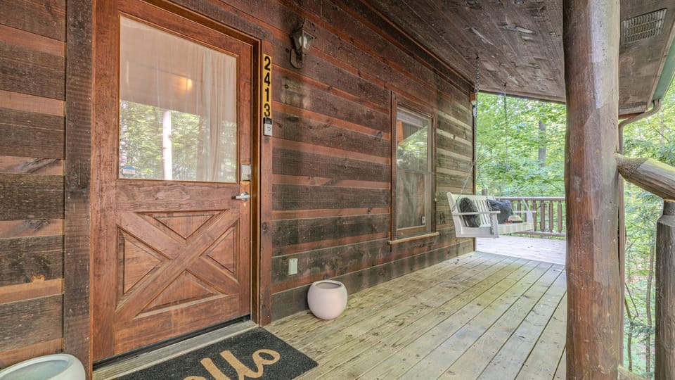 Cedar Hollow- Romantic Escape for 2, Views, Hot Tub, Sauna & Dogs House in Sevier County
