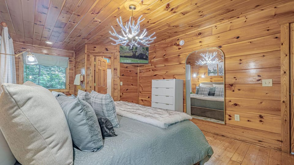 Cedar Hollow- Romantic Escape for 2, Views, Hot Tub, Sauna & Dogs House in Sevier County
