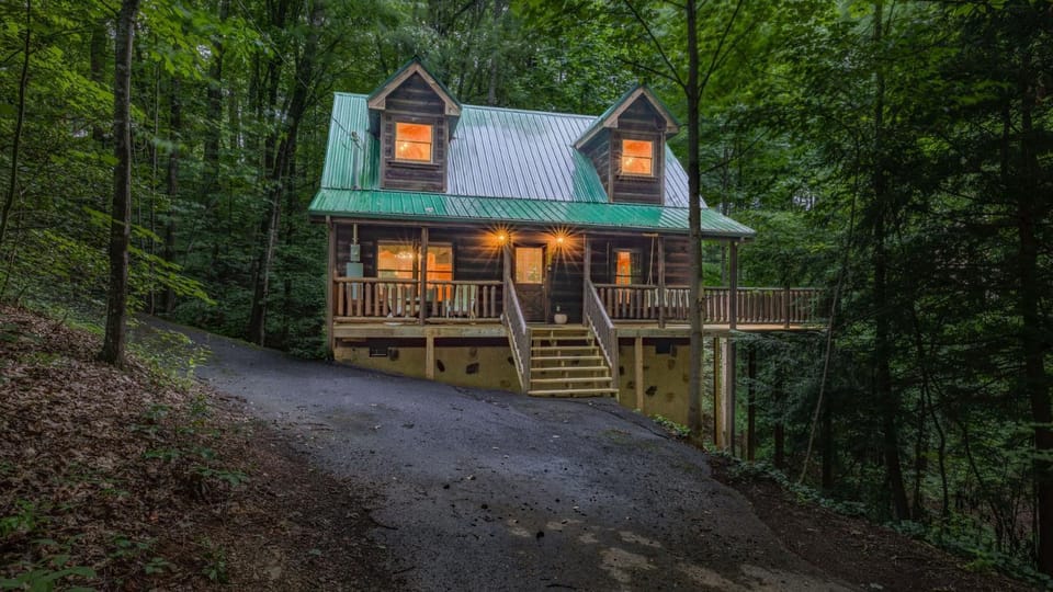 Cedar Hollow- Romantic Escape for 2, Views, Hot Tub, Sauna & Dogs House in Sevier County
