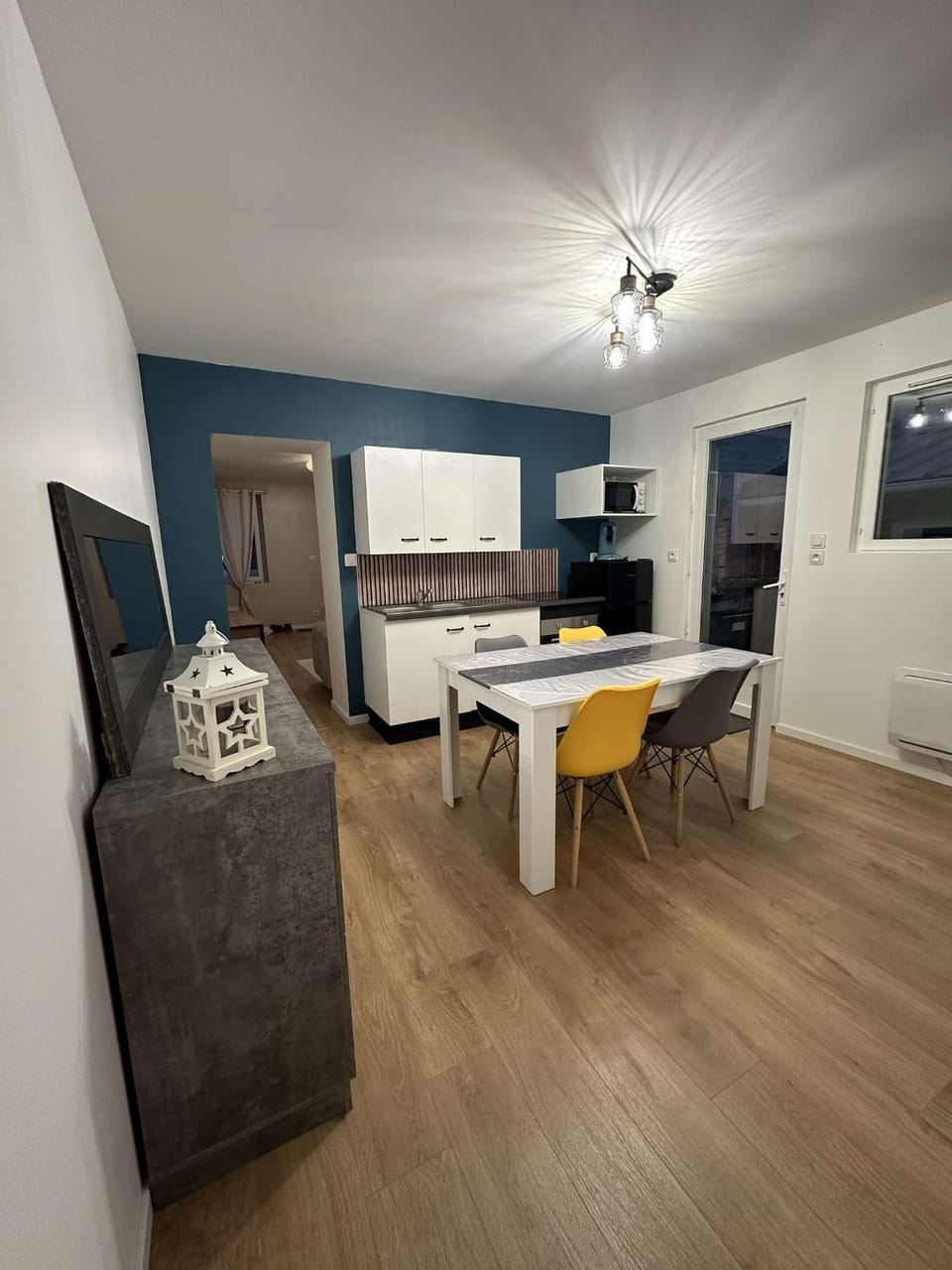 Kitchen or kitchenette, Dining area, oven, stove